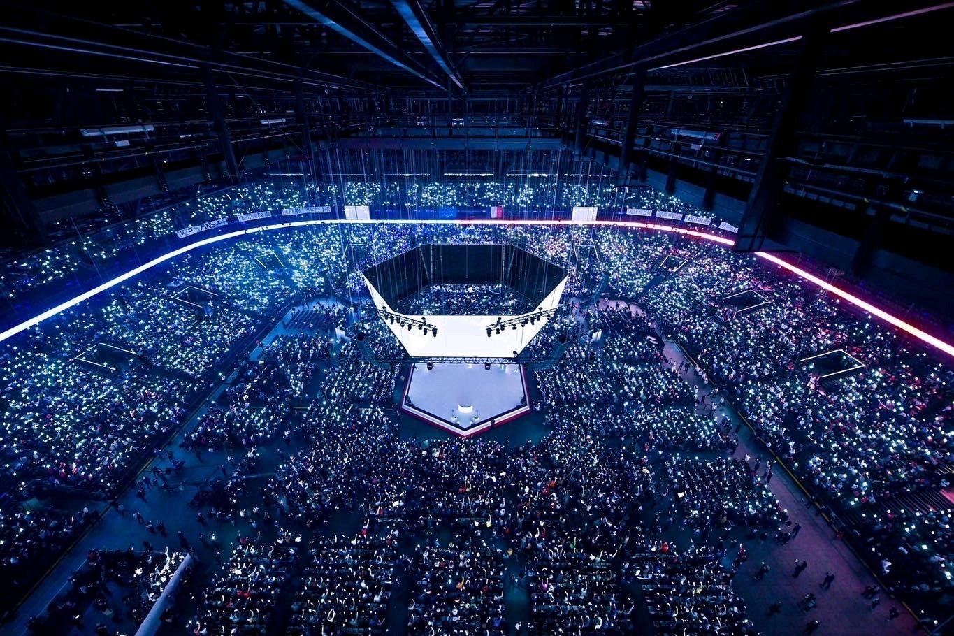 Meeting du candidat Emmanuel Macron à Paris La Défense Arena - 37 000 personnes